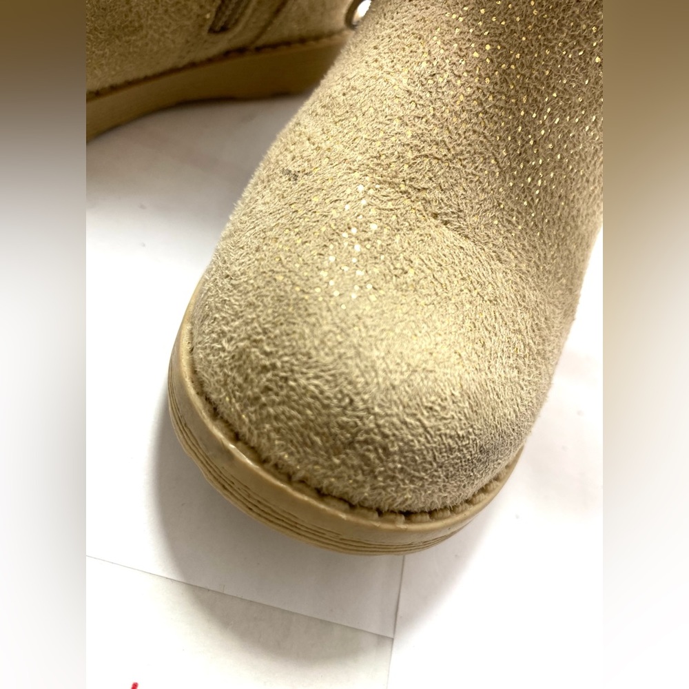 Girls toddlers furred beige booties size 8
